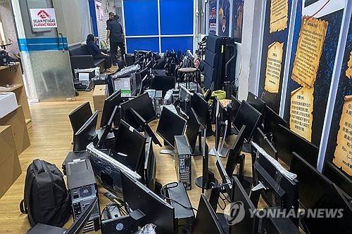압수한 컴퓨터와 모니터 [AFP 연합뉴스. 재판매 및 DB 금지]