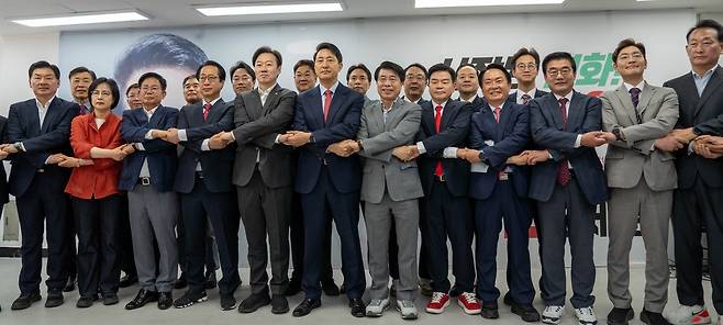 국민의힘 오세훈 서울시장 후보, 구청장 후보들과 연석회의 (서울=연합뉴스) 국민의힘 오세훈 서울시장 후보가 9일 종로구 관철동 선거캠프에서 국민의힘 소속 21개 서울 자치구 구청장 후보들과 '부동산 지옥 저지를 위한 연석회의'를 열고 기념사진을 촬영하고 있다. 2026.5.9 [국민의힘 오세훈 서울시장 후보 선거캠프 제공]