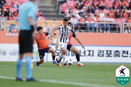 제주 선수 사이에서 공을 모는 서울 후이즈(가운데). [한국프로축구연맹 제공. 재판매 및 DB 금지]