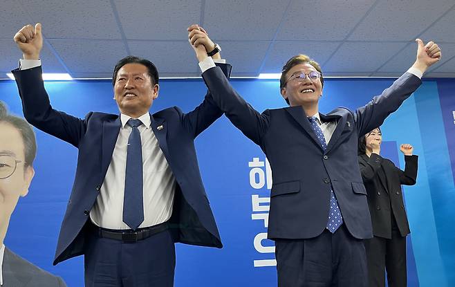 9일 전재수 더불어민주당 부산시장 후보 선거사무소에서 열린 선거사무소 개소식에서 정청래 당대표와 전재수 후보가 승리를 다짐하고 있다. / 연합뉴스