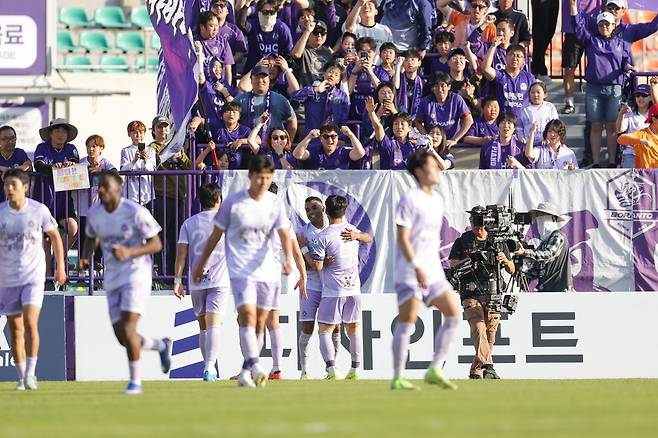 프로축구 K리그1 FC안양의 선수들이 10일 전북 현대와의 경기에서 선제골을 기록한 뒤 기뻐하고 있다.