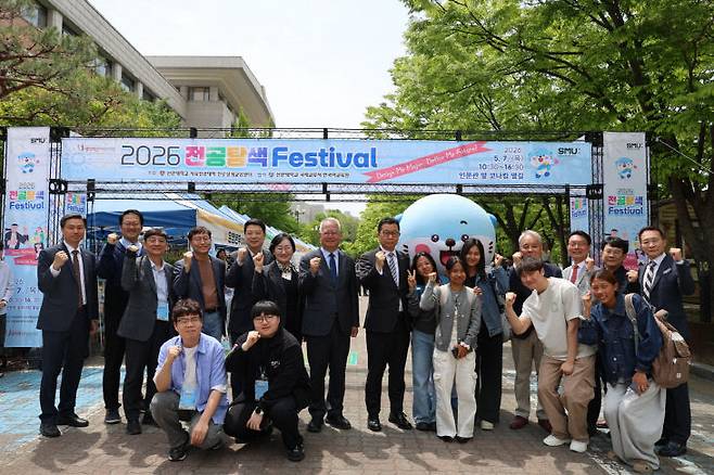 선문대가 7일 개최한 '2026 전공탐색 Festival' 현장에서 대학 관계자와 학생들이 기념촬영을 하고 있다.(선문대 제공)