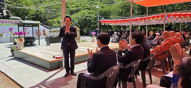 박수현 더불어민주당 충남지사 후보는 9일 대한불교 조계종 각원사(주지 대원스님)에서 열린 '제17회 대불부처님 목욕의식 대법회'에 참석했다.[사진=박수현 캠프 제공]