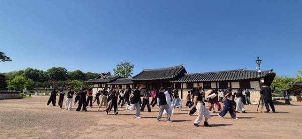 일본인 관광객들이 초정행궁에서 K팝 클래스를 수강하고 있다. /청주시제공