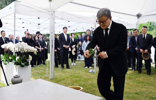 ‘동곡 김진만(1918~2006) 선생 20주기 추모식’이 10일 경기도 남양주시 금곡 선영에서 엄수된 가운데 고인의 장남인 김준기 DB그룹 창업회장이 헌화하고 있다. 남양주시 금곡=박승선기자