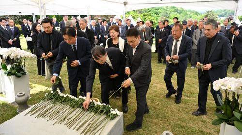 ‘동곡 김진만(1918~2006) 선생 20주기 추모식’이 10일 경기도 남양주시 금곡 선영에서 엄수된 가운데 동곡상 수상자 들이 헌화하고 있다. 남양주시 금곡=박승선기자