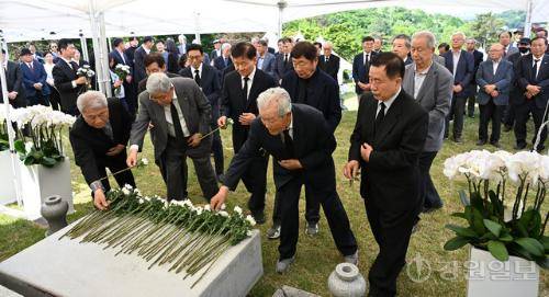 ‘동곡 김진만(1918~2006) 선생 20주기 추모식’이 10일 경기도 남양주시 금곡 선영에서 엄수된 가운데 내빈들이 헌화하고 있다. 남양주시 금곡=박승선기자