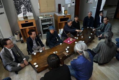 고(故) 이외수 작가의 타계 4주기를 맞아 9일 춘천 교동 ‘격외선당’에서 기억 모임 ‘기억하는 사람들
