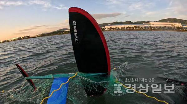 지난 8일 오후 6시28분께 울산 남구 여천동 울산조종면허시험장 앞 해상에서 60대 남성이 타던 윙포일(Wing Foil)에 폐그물이 걸리는 사고가 발생했다. 울산해경 제공