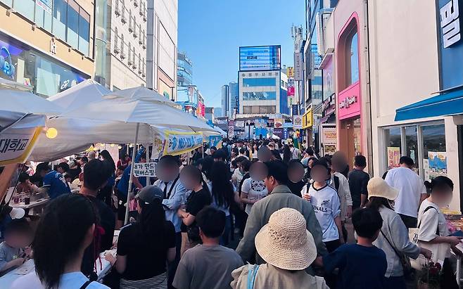 9일 오후 대구 중구 동성로 일대에서 ‘제37회 동성로축제’가 열린 가운데 시민들로 붐비고 있다. /황인무기자