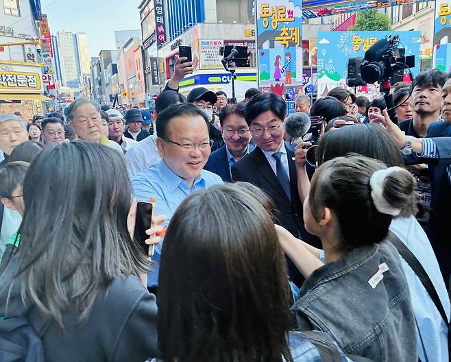 지난 9일 대구 중구 제37회 동성로축제에 더불어민주당 김부겸 후보가 참석해 시민들과 악수하며 소통하고 있다. /황인무기자