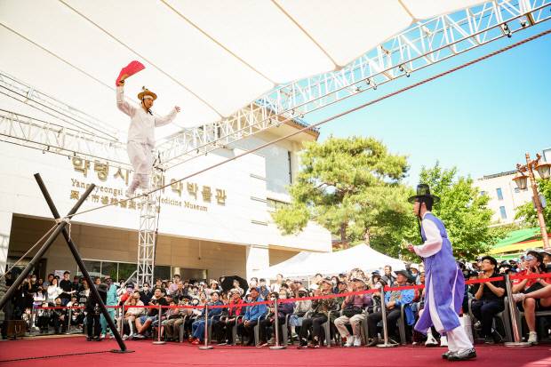 '2026 대구약령시 한방문화축제'에서 많은 방문객들이 지켜보는 가운데 외줄타기 공연이 펼쳐지고 있다. 대구시 제공