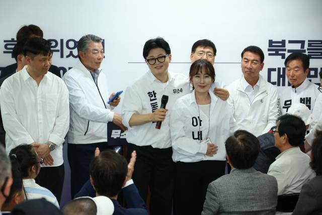 부산 북갑 국회의원 보궐선거에 출마하는 무소속 한동훈 후보가 10일 오후 부산 북구에서 열린 선거사무소 개소식에서 아내인 진은정 변호사를 소개하고 있다. 연합뉴스