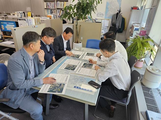 ▲ 경주시 정광락 도시개발국장(왼쪽 세번째)을 비롯한 관계자들이 지난 8일 국토교통부 도로시설안전과를 방문해 북건천IC~산내방면 교차로 설치 사업의 필요성을 설명하고 국비 지원을 건의하고 있다. 경주시