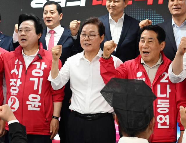 국민의힘 박완수(가운데) 경남도지사 예비후보가 10일 오후 창원시 성산구 선거사무소에서 열린 완수 캠프 개소식에서 강기윤 창원시장 예비후보,나동연 양산시장 예비후보등 참석자들이 승리를 다짐하고 있다./김승권 기자/