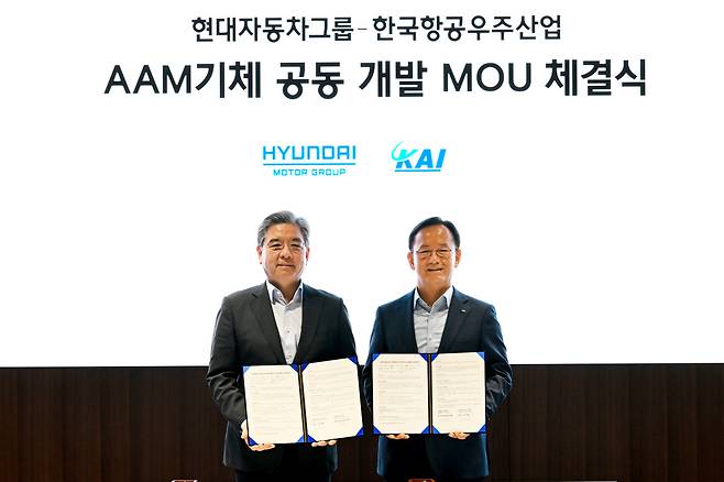 현대자동차그룹과 한국항공우주산업(KAI)은 8일 서울 서초구 현대차·기아 본사에서 ‘항공용 전동화 파워트레인을 기반으로 하는 미래 항공 모빌리티 기체 공동 개발 협약’을 체결했다. 장재훈(왼쪽) 현대차그룹 부회장과 김종출 KAI 사장.(사진=현대차그룹·KAI)