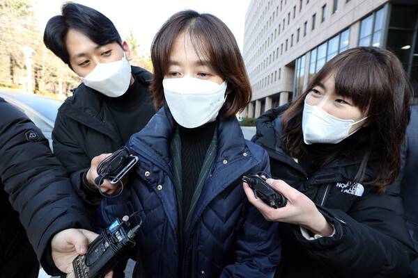 2020년 12월 1일 윤석열 검찰총장에 대한 징계 심의 전날에 박은정 감찰담당관이 윤 총장에 대한 감찰 타당성을 검토하는 법무부 감찰위원회 회의에 참석해 의견진술을 마친 뒤 정부과천청사 법무부 청사를 나서고 있다. 2020.12.1. 연합뉴스