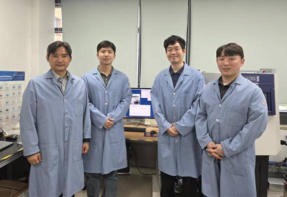 차세대 배터리 난제 ‘리튬 금속 음극 열화 원인’ 규명한 홍승범(왼쪽부터) KAIST 교수, 김성현 석-박사통합과정, 최영우 박사, 조윤한 박사(사진=KAIST)