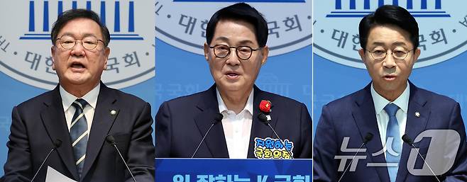 김태년(왼쪽부터), 박지원, 조정식 더불어민주당 의원이 4일 오전 서울 여의도 국회 소통관에서 제22대 국회 하반기 국회의장 출마 기자회견을 하고 있다. 2026.5.4 ⓒ 뉴스1 황기선 기자