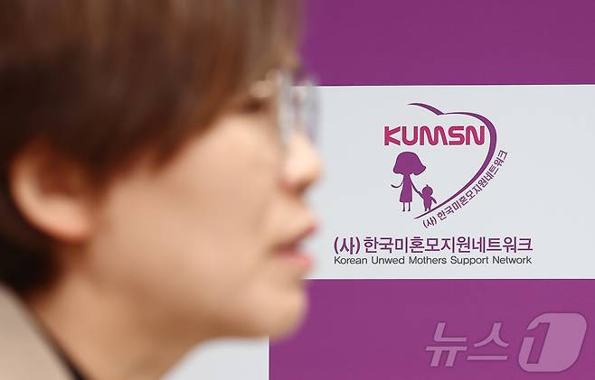 유미숙 한국미혼모지원네트워크 부대표가 6일 서울 마포구 한국미혼모지원네트워크 사무실에서 뉴스1과 인터뷰를 하고 있다. 2026.5.6 ⓒ 뉴스1 김민지 기자