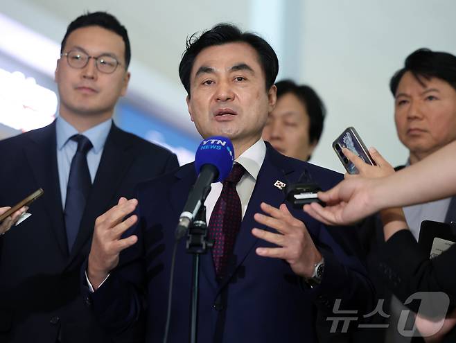 안규백 국방부 장관이 10일 오전 피트 헤그세스 미국 국방부(전쟁부) 장관과 회담을 위해 인천국제공항 제2터미널에서 워싱턴D.C로 출국 전 취재진과 인터뷰를 하고 있다. 안 장관은 11일(현지시간) 워싱턴D.C에서 피트 헤그세스 미국 국방부(전쟁부) 장관과의 회담을 비롯해 미국 해군성장관 대행, 상원 군사위원장 및 간사, 해양력소위원장 등 미측 정부와 의회 인사를 만날 예정이다. 2026.5.10 ⓒ 뉴스1 김진환 기자