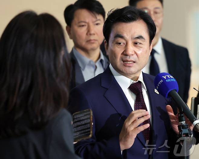 안규백 국방부 장관이 10일 오전 피트 헤그세스 미국 국방부(전쟁부) 장관과 회담을 위해 인천국제공항 제2터미널에서 워싱턴D.C로 출국 전 취재진과 인터뷰를 하고 있다.  2026.5.10 ⓒ 뉴스1 김진환 기자