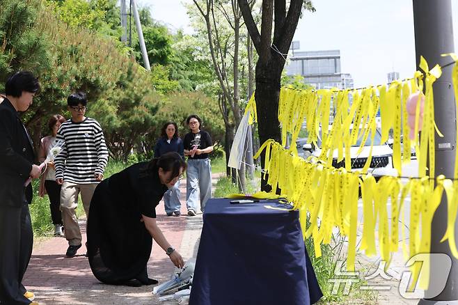 7일 오전 광주 광산구 월계동 남부대 인근 인도에 흉기피습으로 사망한 10대 여학생을 추모하기 위한 시민들의 발걸음이 이어지고 있다. 2026.5.7 ⓒ 뉴스1 박지현 기자