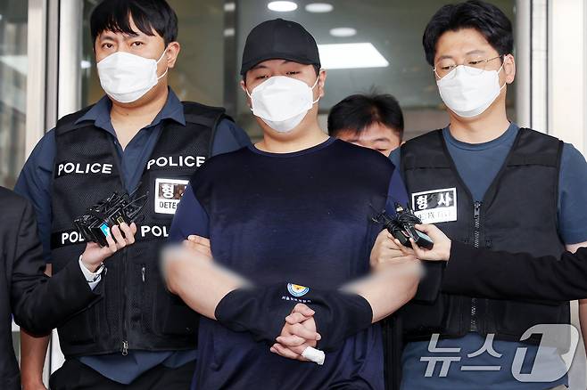 서울 강북구 미아동 마트에서 흉기를 휘둘러 1명을 살해하고 1명을 다치게 한 김성진(34·남)이 서울 강북경찰서에서 검찰로 구속 송치되고 있다. 2025.5.1 ⓒ 뉴스1 민경석 기자