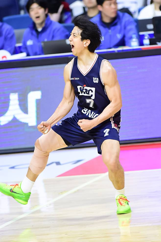 KCC 허훈이 9일 부산 사직체육관에서 열린 2025~2026 LG전자 프로농구 챔피언결정전 3차전 소노와 경기에서 3점슛을 넣은 후 포효하고 있다. 사진 | KBL