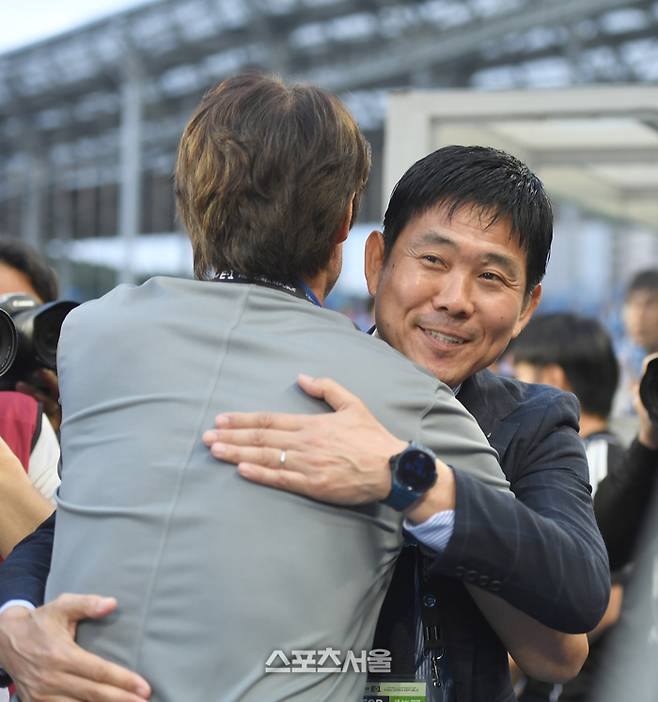 일본 모리야스 감독이 지난해 7월15일 용인 미르스타디움에서 열린 2025 동아시아축구연맹(EAFF) E-1 챔피언십(동아시안컵) 한국과 경기 전 홍명보 감독과 인사를 하고 있다.