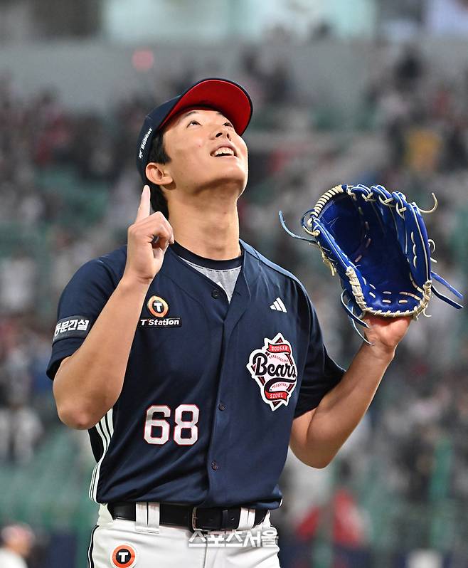두산 최민석이 14일 인천SSG랜더스필드에서 열린 2026 KBO리그 SSG전  6회초 수비를 마친 뒤 세리머니를 하고 있다. 문학 | 박진업 기자 upandup@sportsseoul.com