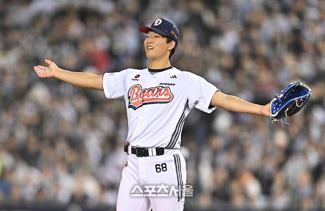 두산 최민석이 8일 서울 잠실구장에서 열린 2026 KBO리그 키움전 5회초 2사만루 상대 이주형의 파울타구를 아쉽게 놓치자 아쉬워하고 있다. 잠실 | 최승섭 기자 thunder@sportsseoul.com