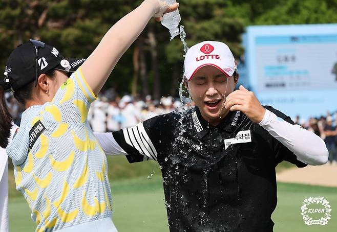 김효주가 NH투자증권 레이디스 챔피언십 최종 3라운드에서 우승을 확정한 후 박현경이 축하 물세레를 하고 있다. 사진 | KLPGA 투어