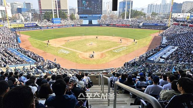 NC와 두산의 2026시즌 KBO리그 개막전이 열린 28일 창원 NC파크가 만원 관중으로 가득 차 있다. 마산 | 장강훈 기자 zzang@sportsseoul.com