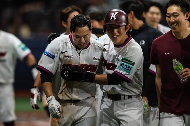 키움 안치홍(왼쪽)이 10일 서울 고척스카이돔에서 열린 2026 KBO리그 KT전에서 5-1 역전승을 거둔 뒤 서건창과 기쁨을 나누고 있다. 사진 | 키움 히어로즈