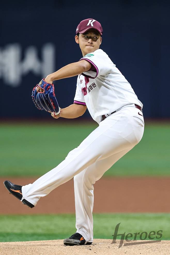 키움 박준현이 10일 서울 고척스카이돔에서 열린 2026 KBO리그 KT전에서 선발 등판해 힘차게 공을 던지고 있다. 사진 | 키움 히어로즈