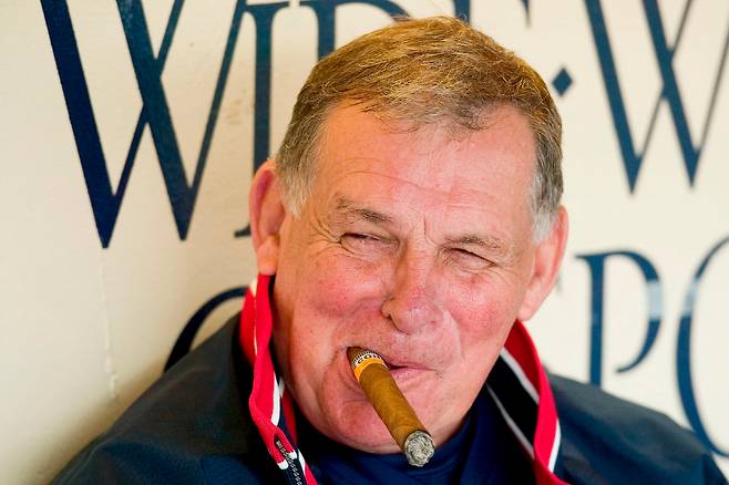 FILE - Atlanta Braves manager Bobby Cox smiles while smoking a cigar in the dugout with his coaching staff before the start of workouts Feb. 22, 2004, in Lake Buena Vista, Fla. (AP Photo/Scott Audette, File) FILE PHOTO







<저작권자(c) 연합뉴스, 무단 전재-재배포, AI 학습 및 활용 금지>