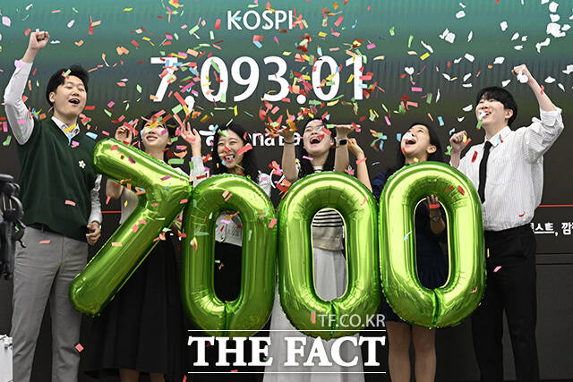 코스피가 7000을 돌파한 6일 오전 서울 중구 하나은행 본점 딜링룸에 코스피 지수가 표시돼 있다. /송호영 기자