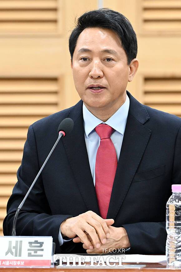 오세훈 국민의힘 서울시장 후보가 지하철과 버스를 아우르는 교통 혁신 공약을 발표했다. 사진은 지난 4일 오전 서울 여의도 국회 의원회관에서 열린 수도권 광역단체장 후보자 긴급 연석회의에 참석한 모습. /남용희 기자