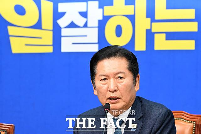 민주당은 10일 서울 여의도 국회에서 중앙선거대책위원회를 공식 출범하고 인선 명단을 발표했다. 정청래(사진) 대표는 총괄 선대위원장을 맡았다. /남용희 기자