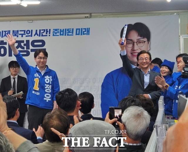 6·3 부산 북구갑 보궐선거에 출마한 하정우 더불어민주당 후보(왼쪽)가 선거사무소 개소식을 열고 전재수 부산시장 후보와의 '원팀'을 강조하며 북구 표심 잡기에 나섰다. /부산=서다빈 기자
