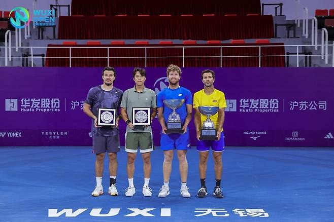 ATP CH100 우시오픈에서 준우승한 남지성(왼쪽에서 두 번째) / 남지성(우시오픈) 제공