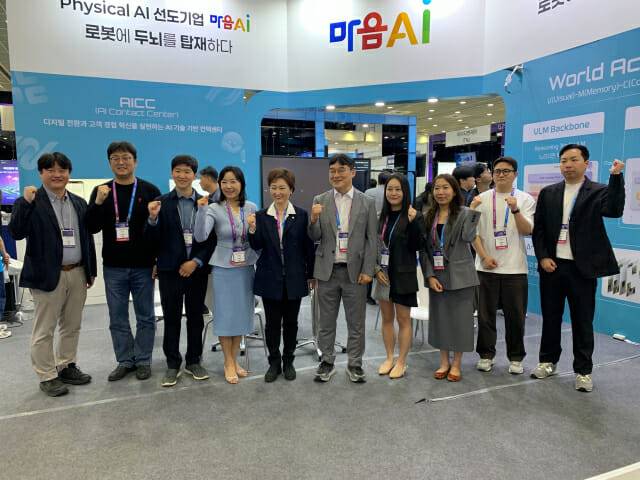 이언주 의원이 마음AI 전시관을 방문해 유태준 마음AI 대표(왼쪽 6번째) 등과 파이팅을 외치고 있다.