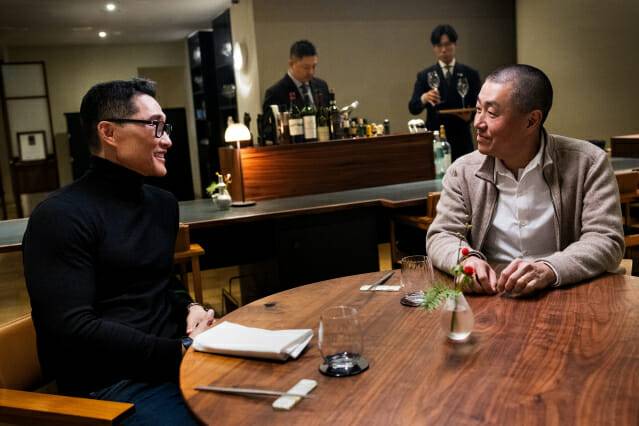 '케이-에브리띵'에 출연한 호스트 다니엘 대 킴과 한국인 최초 미쉐린 3스타 코리 리(Corey Lee) 셰프가 대화를 하고 있는 모습 (사진=현대자동차)