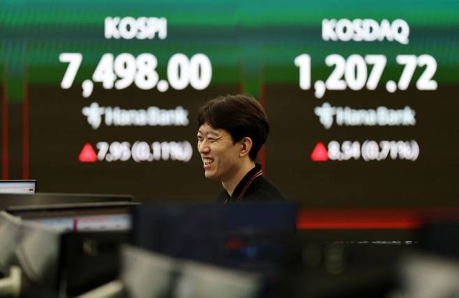 코스피가 장 후반 상승 전환해 7,500선 턱밑에서 장을 마치며 또 사상 최고치를 경신한 8일 서울 하나은행 본점 딜링룸에서 딜러가 업무를 보고 있다. 연합뉴스