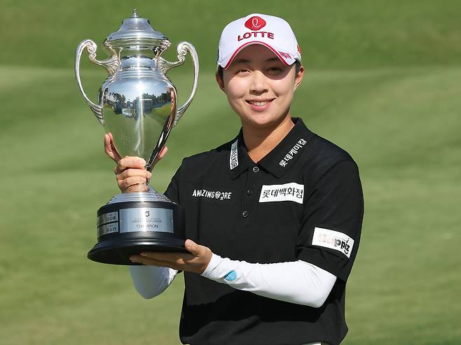 김효주가 10일 경기도 용인의 수원 컨트리클럽 뉴코스에서 열린 한국여자프로골프(KLPGA) 투어 NH투자증권 레이디스 챔피언십에서 우승 후 세리머니를 하고 있다. /뉴스1