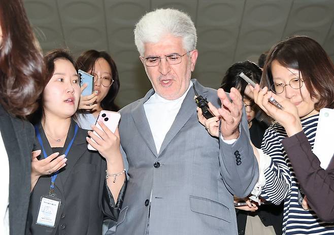 사이드 쿠제치 주한 이란 대사가 10일 오후 서울 종로구 외교부 청사를 나서고 있다./뉴스1