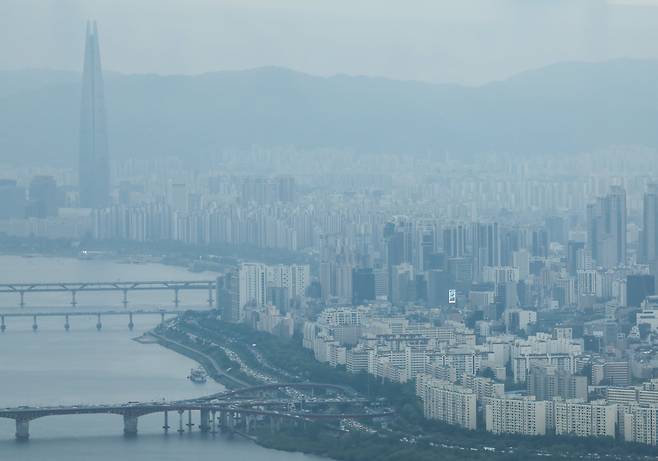 서울 남산타워 전망대에서 바라본 서울 시내 아파트 단지의 모습./뉴스1