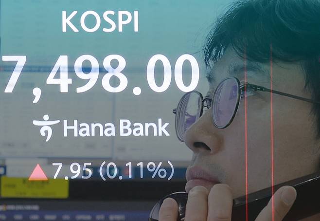(서울=뉴스1) 안은나 기자 = 코스피가 종가 기준 나흘 연속 사상 최고치를 기록한 지난 8일 오후 서울 중구 하나은행 딜링룸에서 딜러가 업무를 보고 있다. /뉴스1