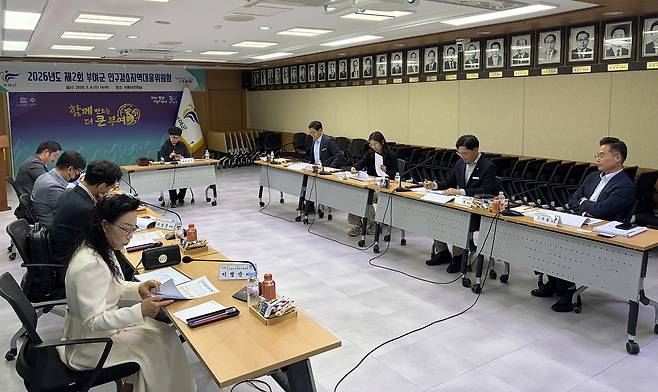 부여군은 최근 서동브리핑실에서 2026년도 제2회 부여군 인구감소지역대응위원회를 개최하고 2027년도 지방소멸대응기금 투자계획 과제 발굴을 위한 의견 수렴을 진행했다. 부여군 제공